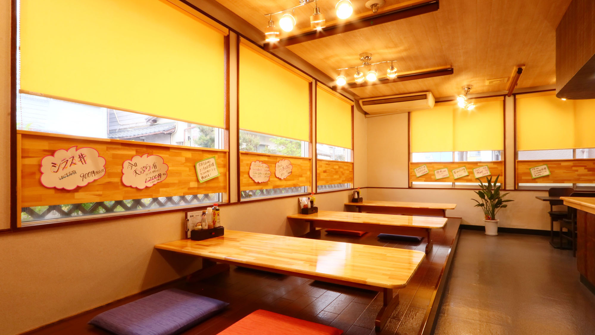 食事処◆ダウンライトが雰囲気を出してくれます