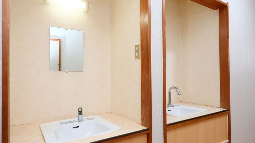 館内◆改装した清潔感溢れる共有洗面所