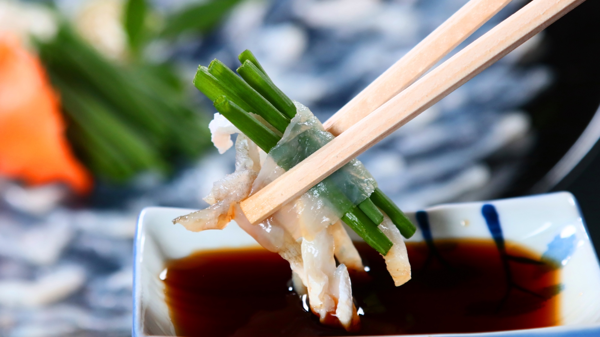 引き締まったふぐの身と芽ネギをどうぞ♪