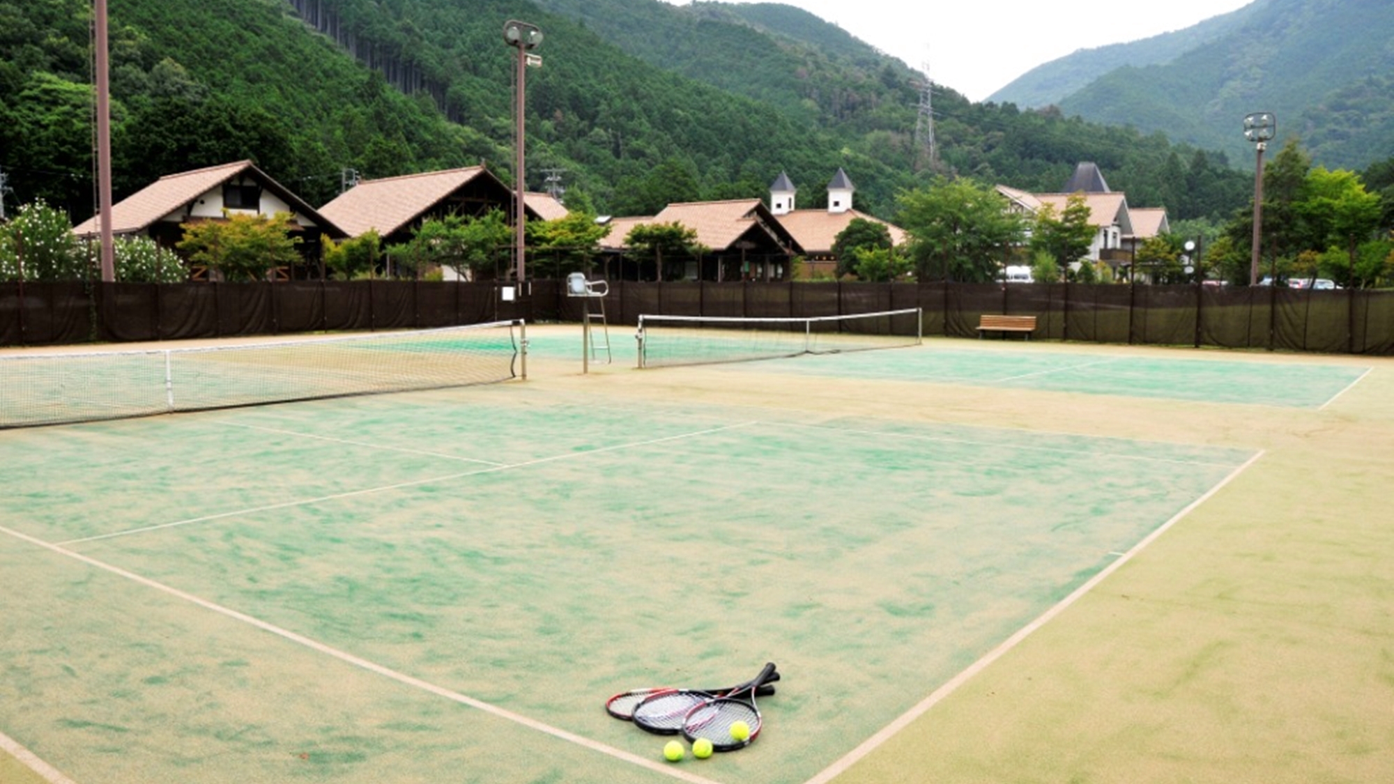 *爽やかな自然の中にあるテニスコート