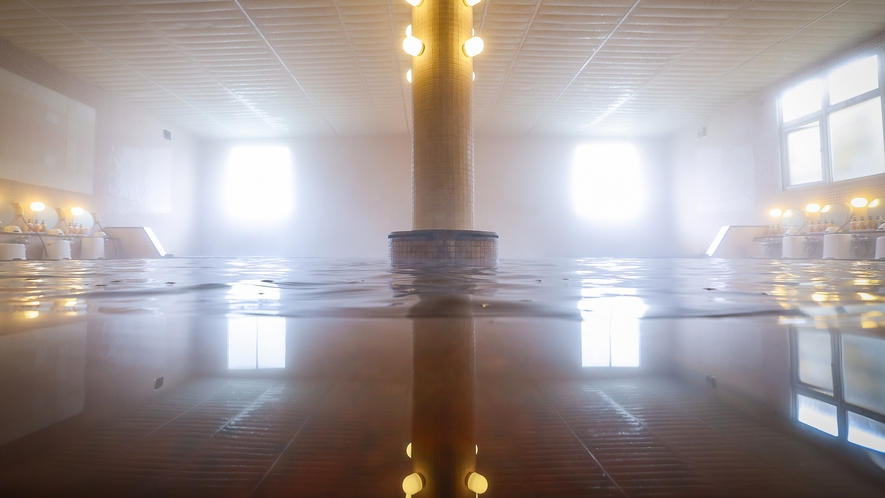 【内湯】幻想的な大浴場。琥珀色でつるつるとしたマイルドな温泉