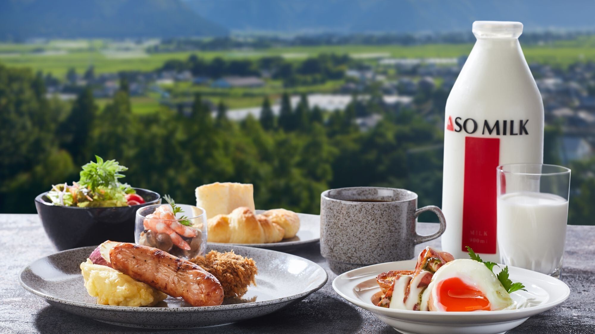 朝食は旬の食材を使った約90種類の料理をご用意