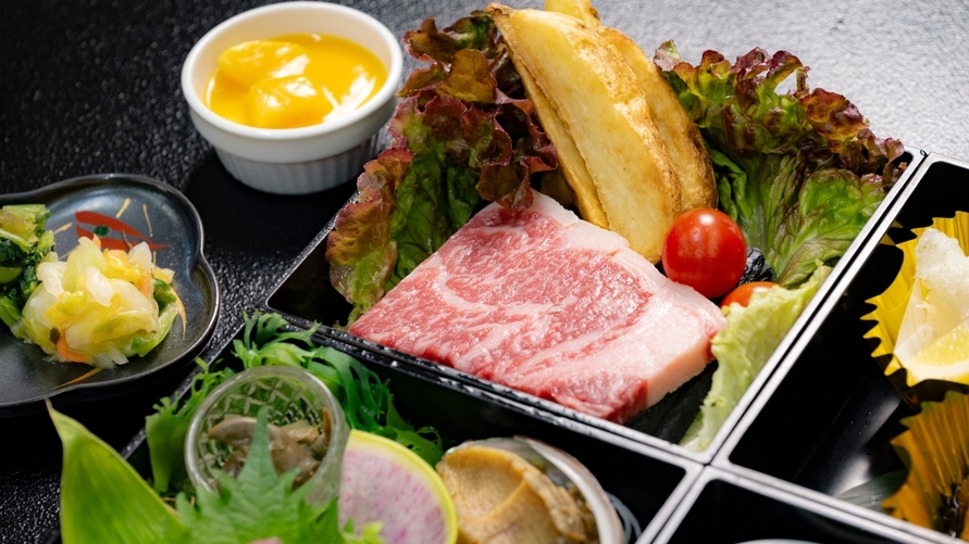 【おこもりプラン】豪華４段重・お部屋食　金目鯛の煮付け・鮑の姿煮・静岡県産牛