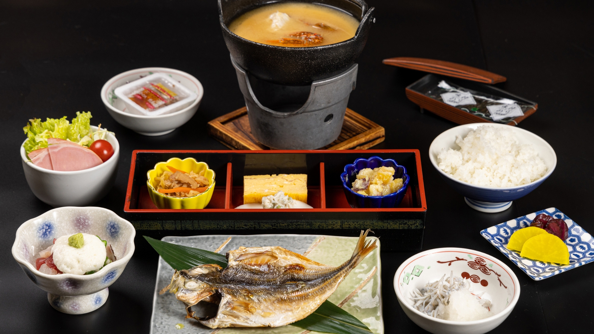 朝食　一例※仕入れ状況や季節によりメイン料理以外は変更となる場合がございます。