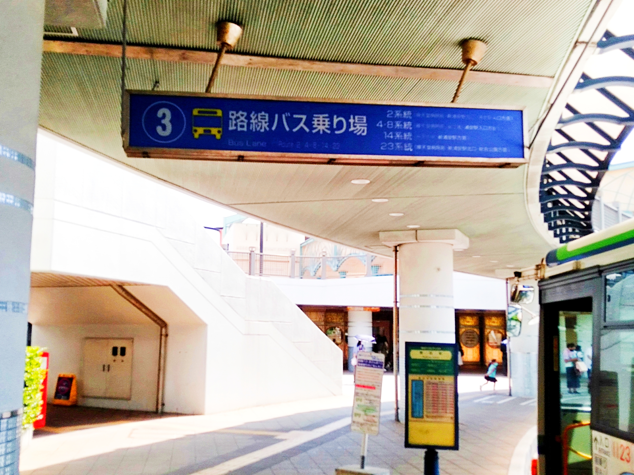 舞浜駅南口１Fバスロータリー