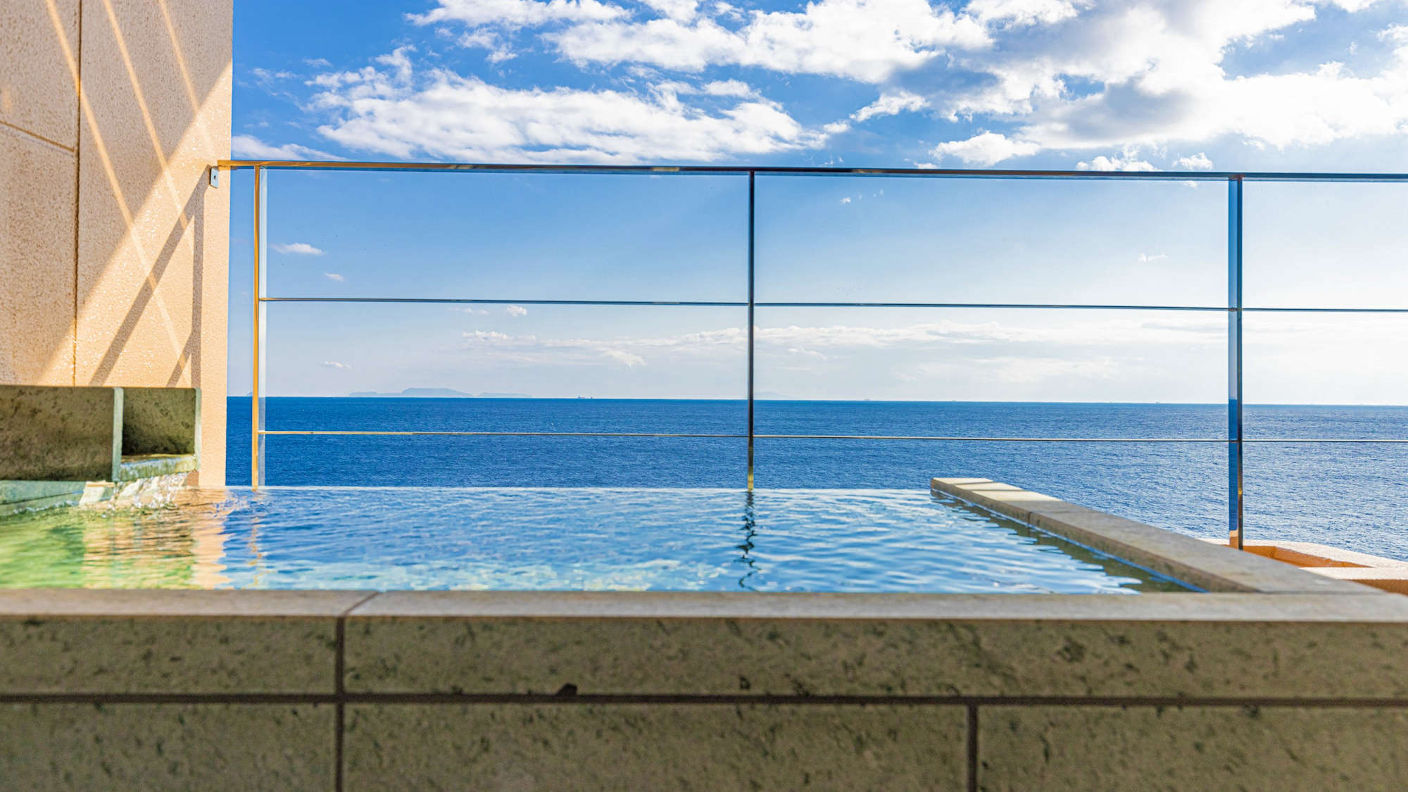 温泉掛流し露天風呂付コーナーツイン『碧』