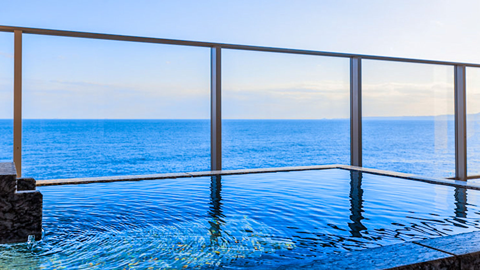 温泉掛流し露天風呂付絶景スイート『暁』