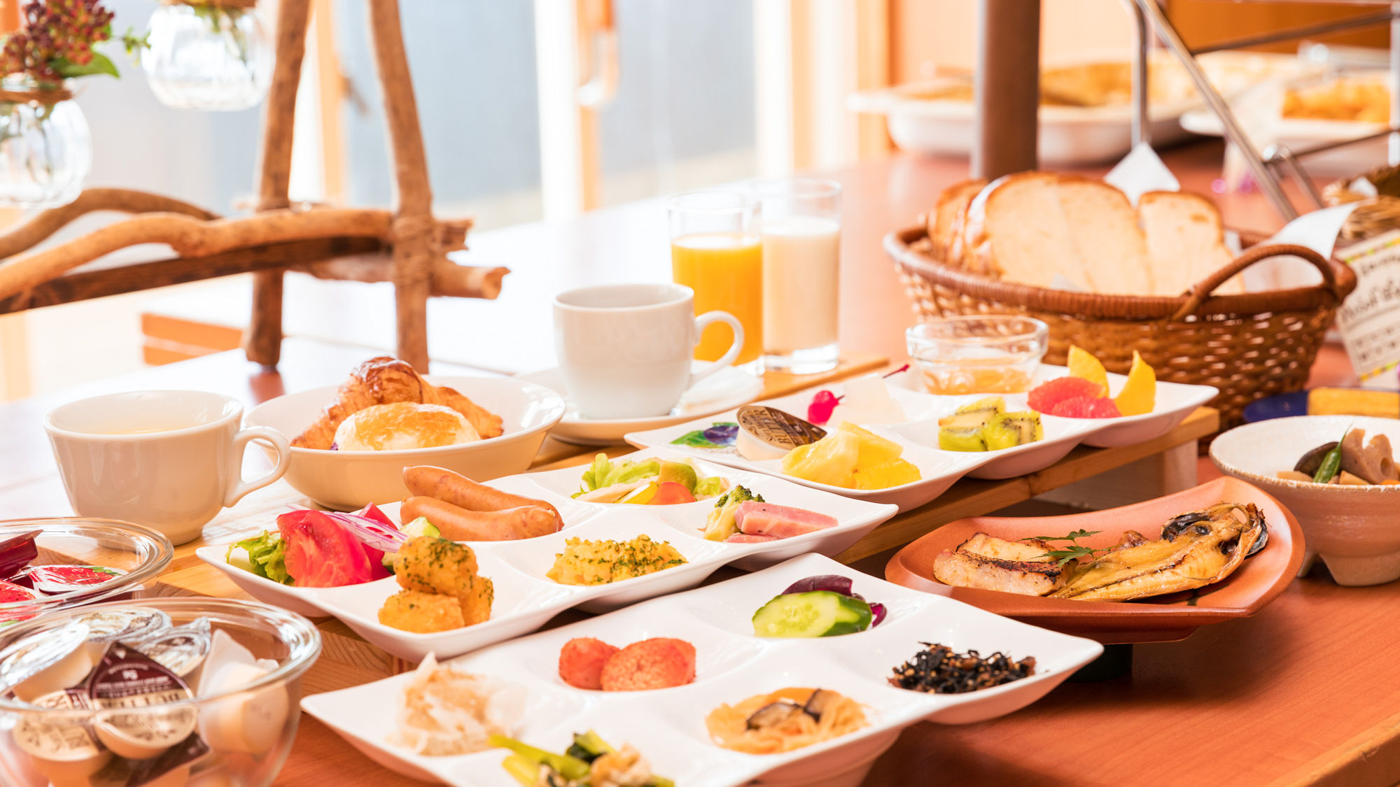 ビュッフェスタイルの朝食をお楽しみください。