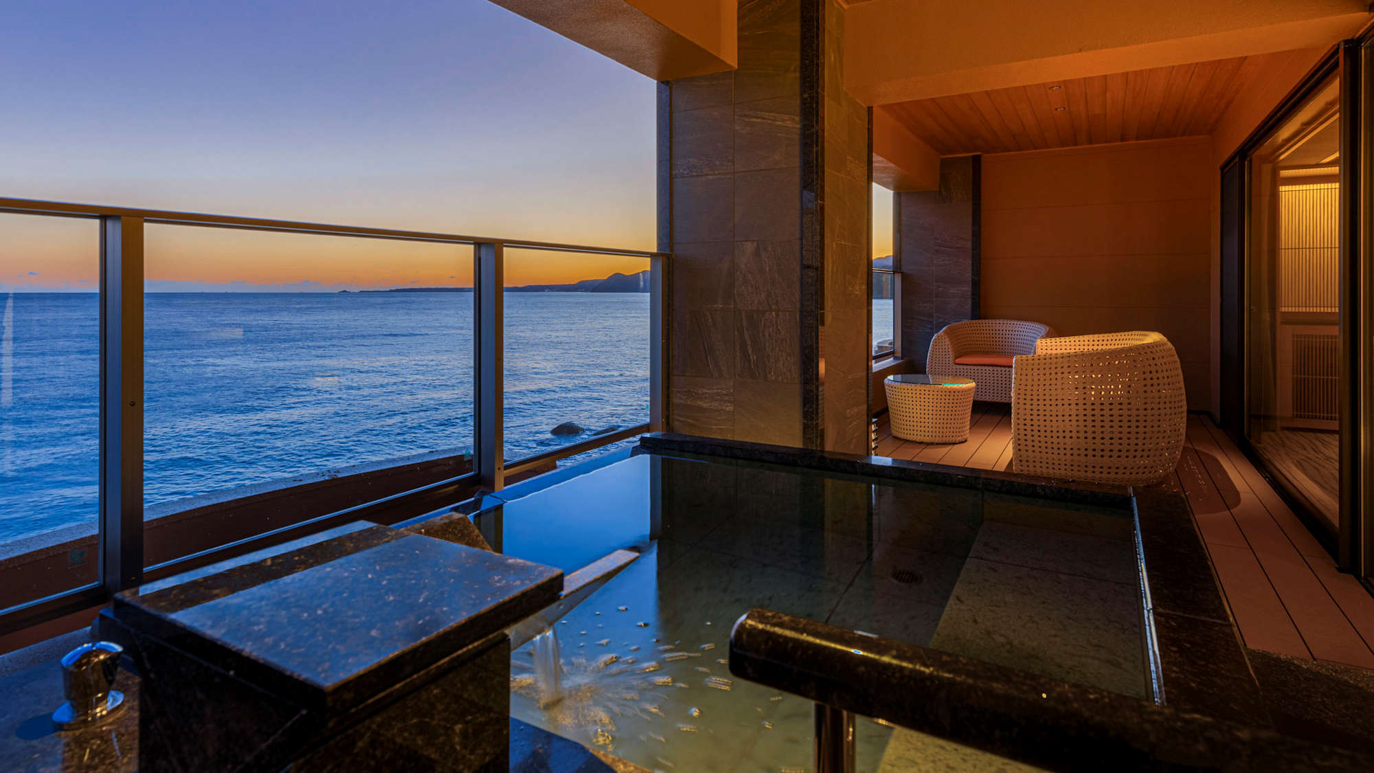 温泉掛流し露天風呂付絶景スイート『天』