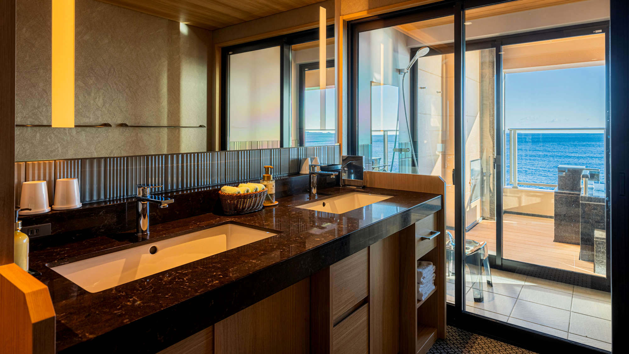 温泉掛流し露天風呂付絶景スイート『天』