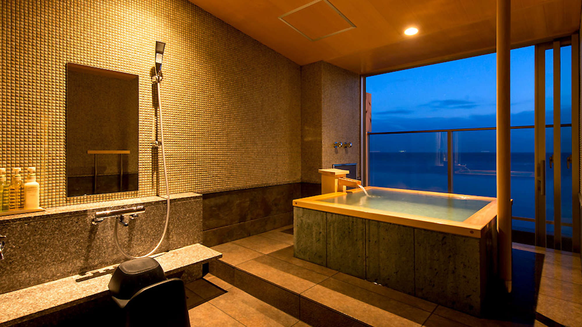 温泉掛流し半露天風呂付絶景スイート『海月・颯々』