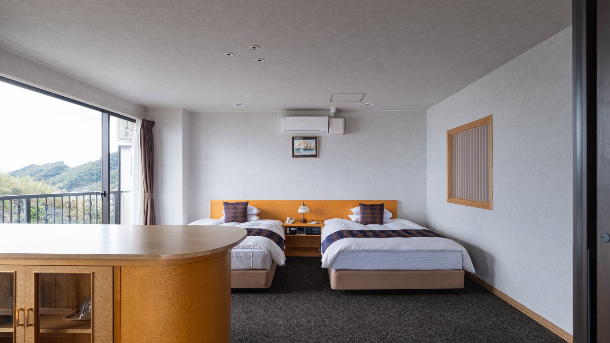 洋室側はセミダブルベッドを2台配置