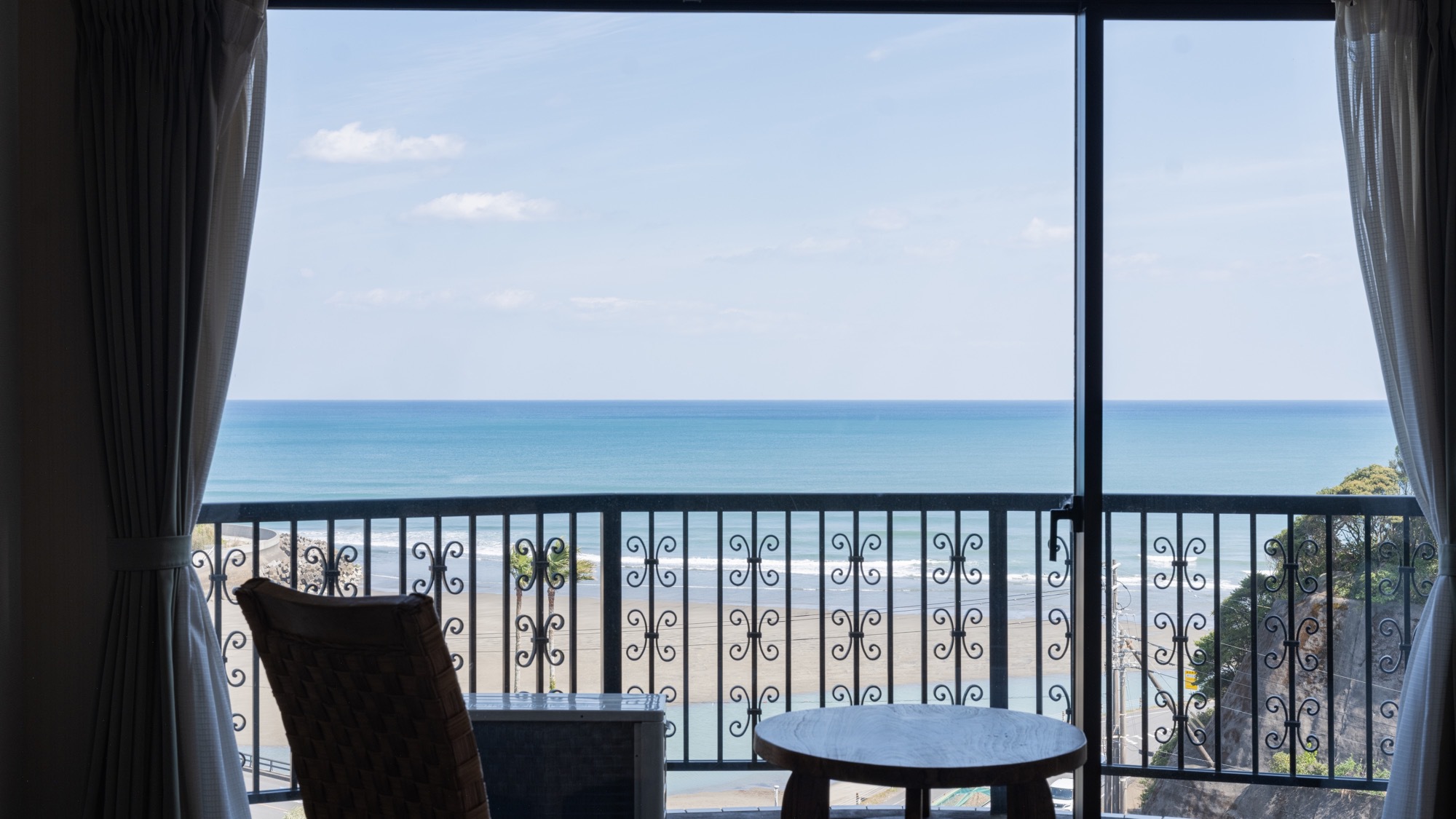 窓からは美しい太平洋が望めます