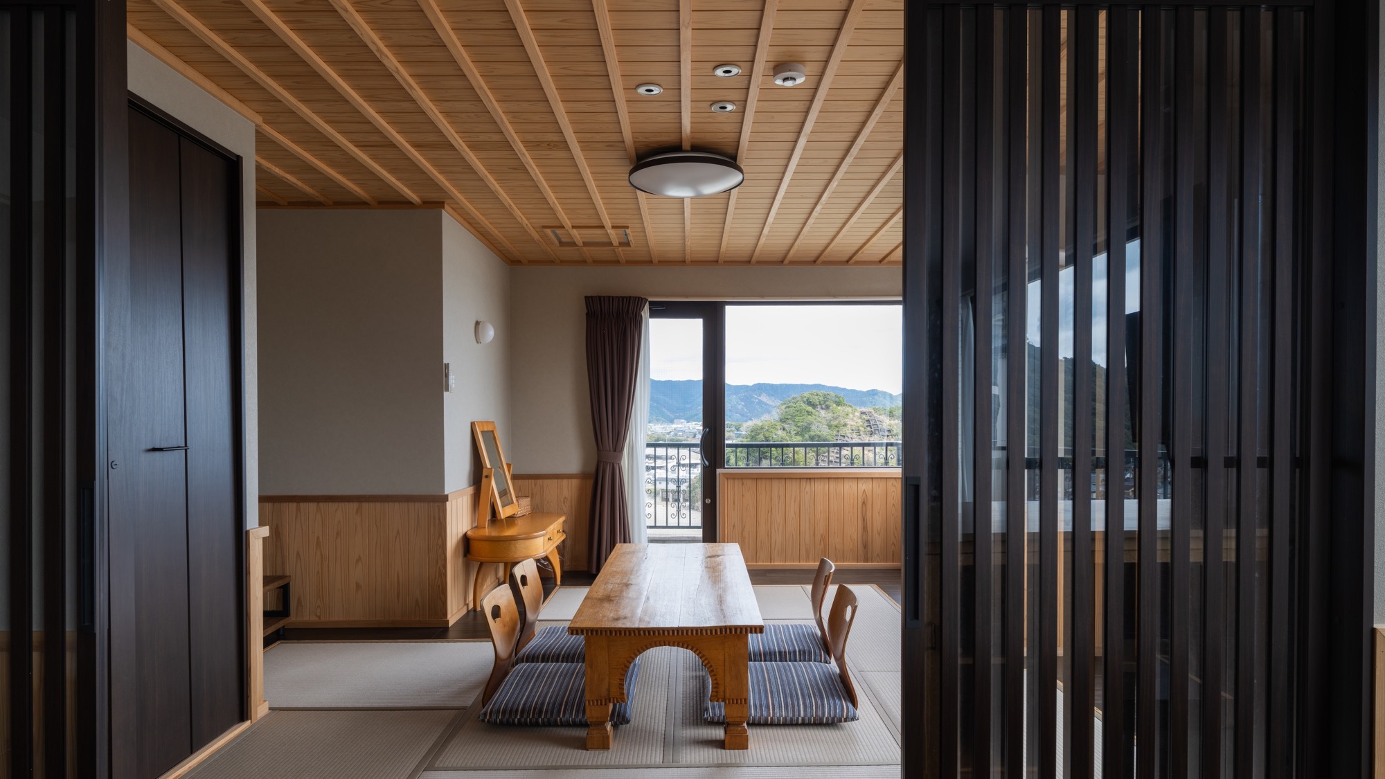 畳では靴を脱いでゆったりリラックスタイムに