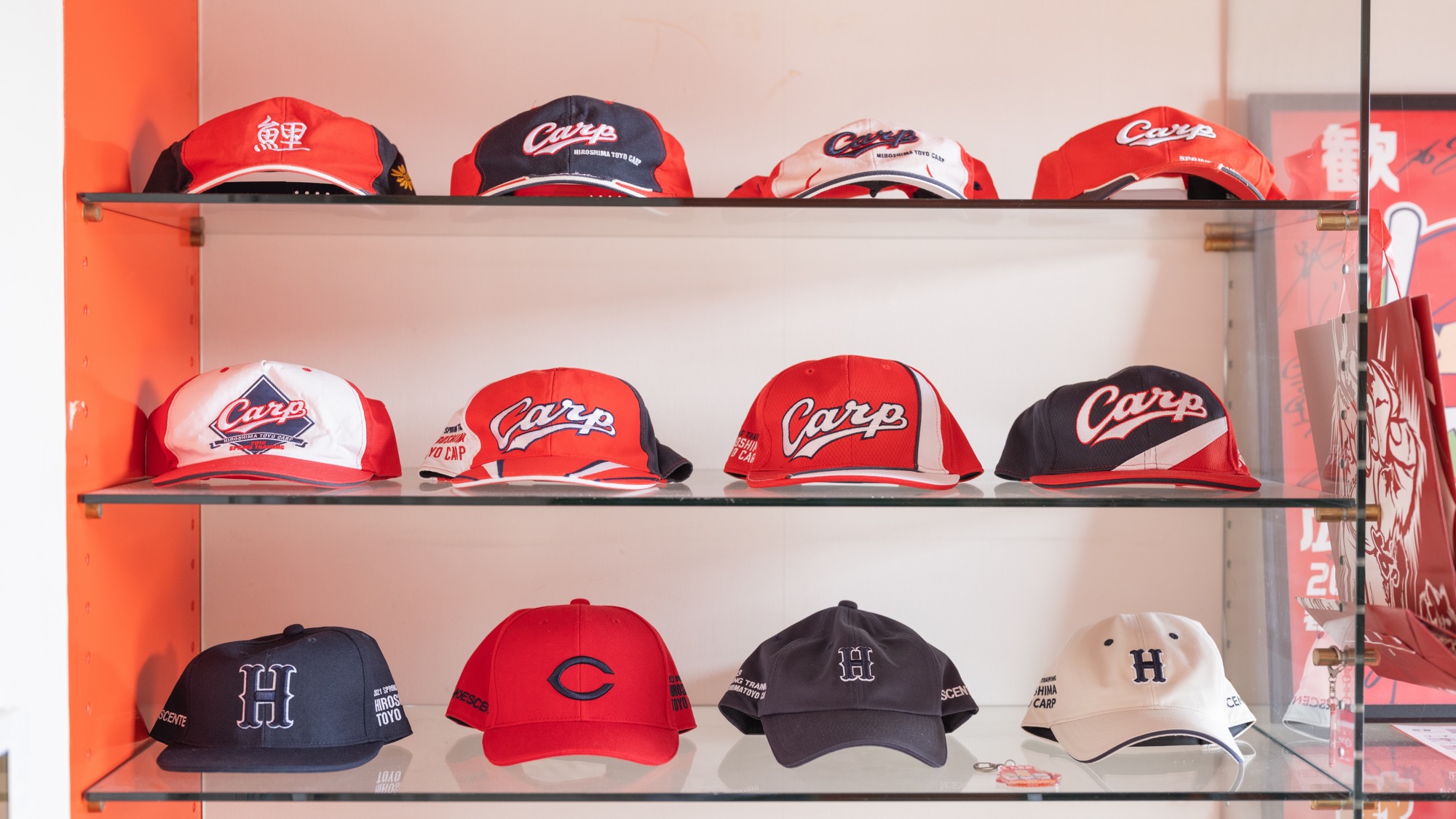 カープの歴史を感じさせるグッズ多数展示