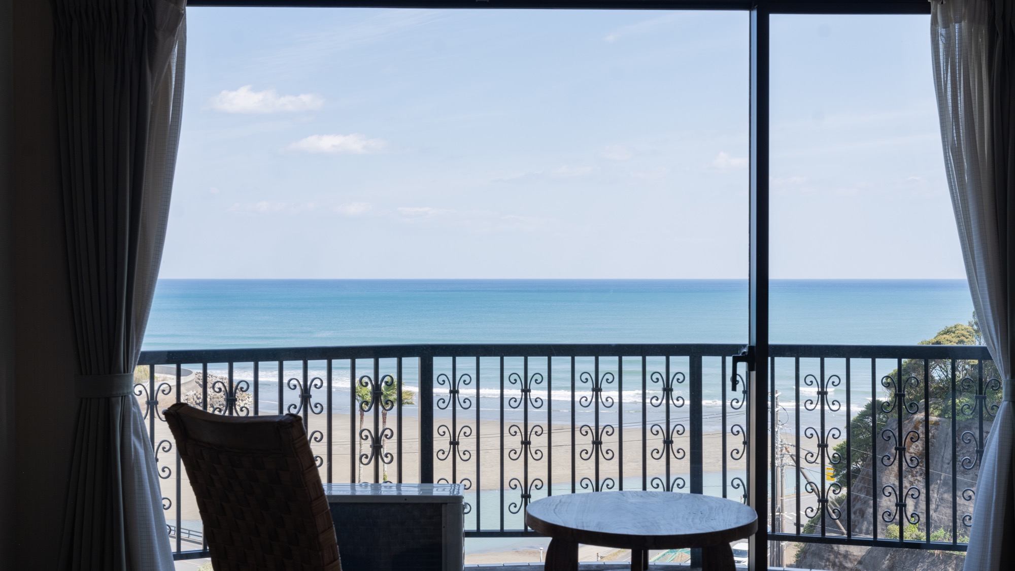 窓からは美しい太平洋が望めます