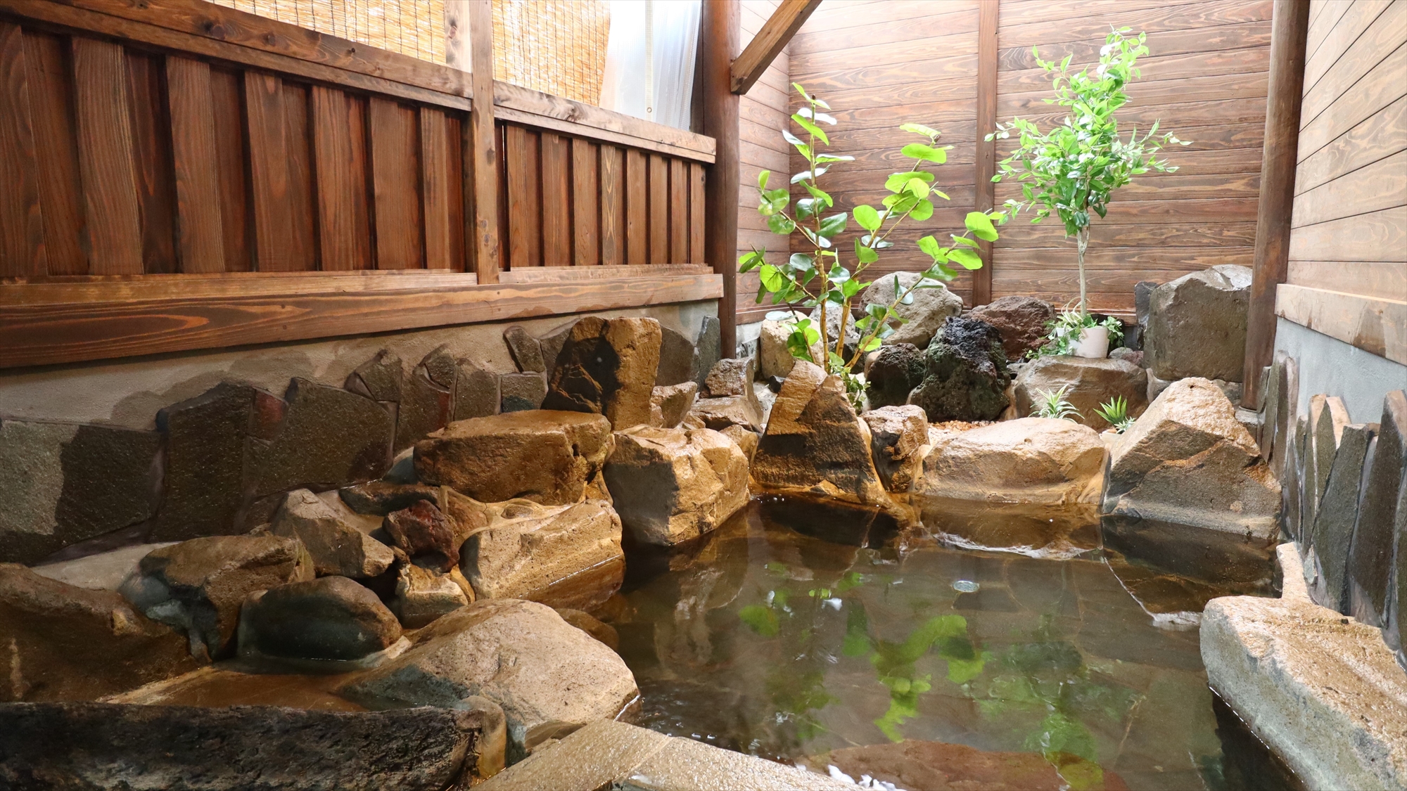 花合野川沿いのお風呂。心地よい川のせせらぎで一層リラックス。