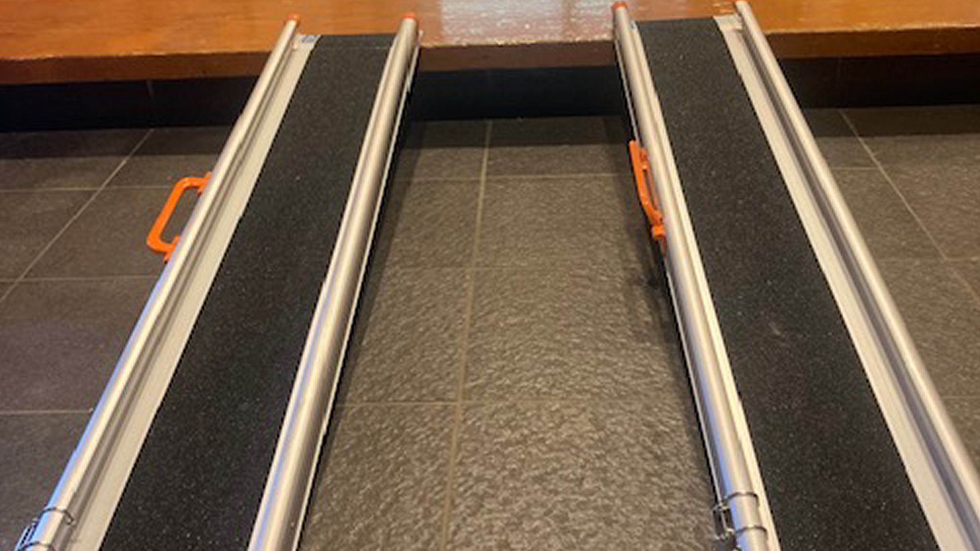 玄関の段差には可動式スロープをご用意。ただし、客室内の車いすのご使用はご遠慮いただいております。