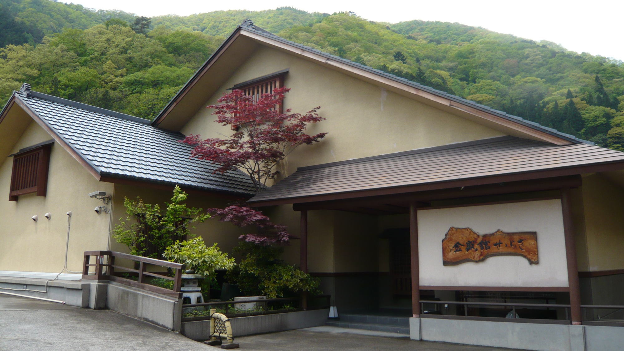 外観（春～初夏の風景、グリーンシーズン）