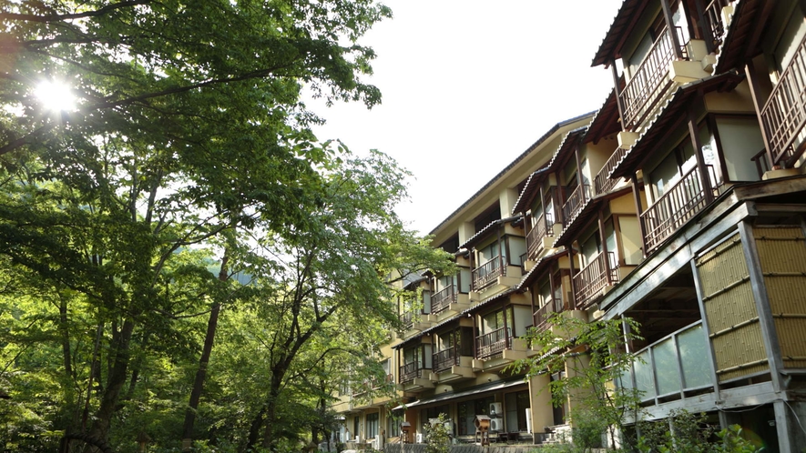 【外観】谷川のせせらぎと雄大な自然を背景に。