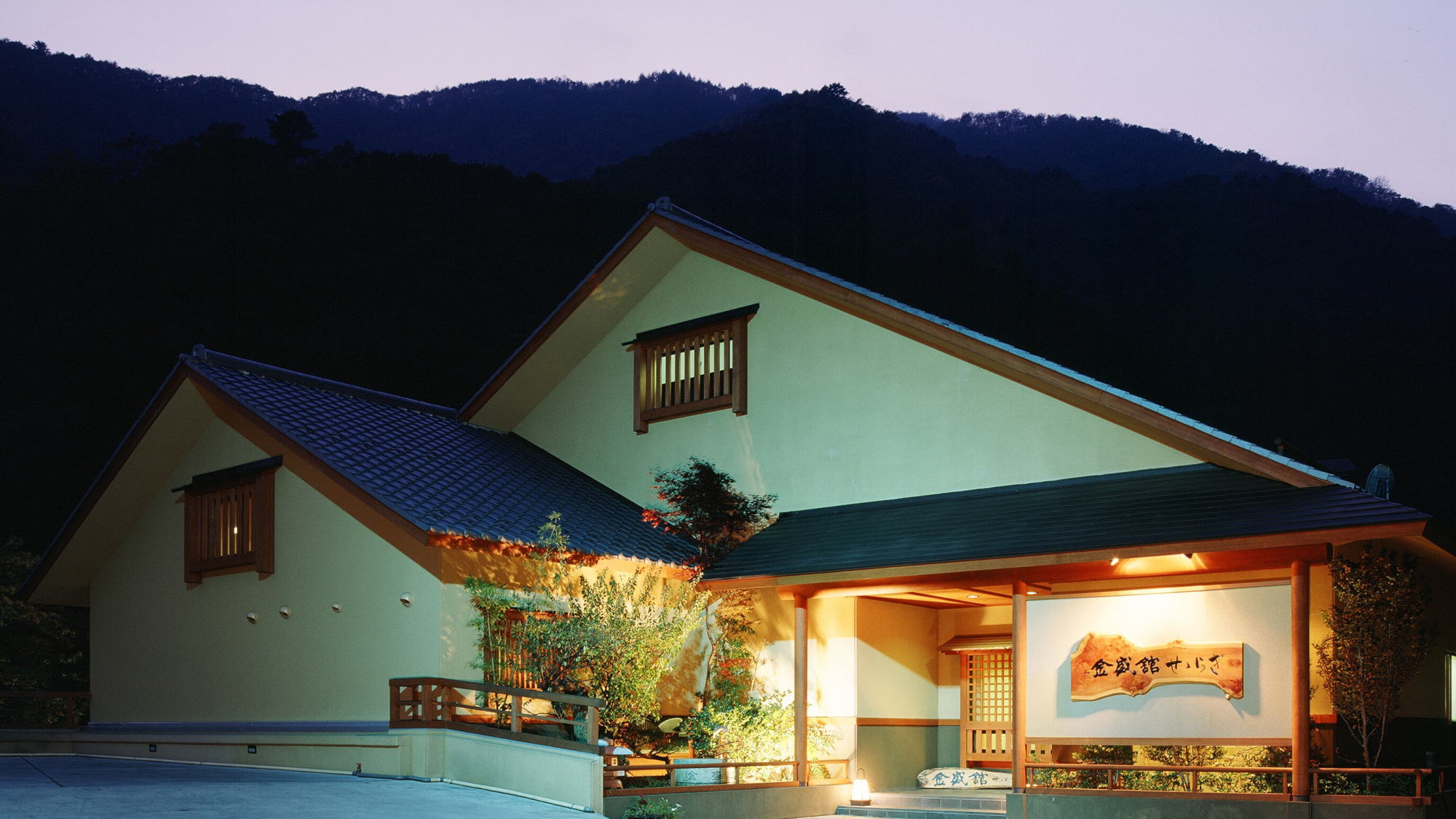 外観（夕暮れの風景）