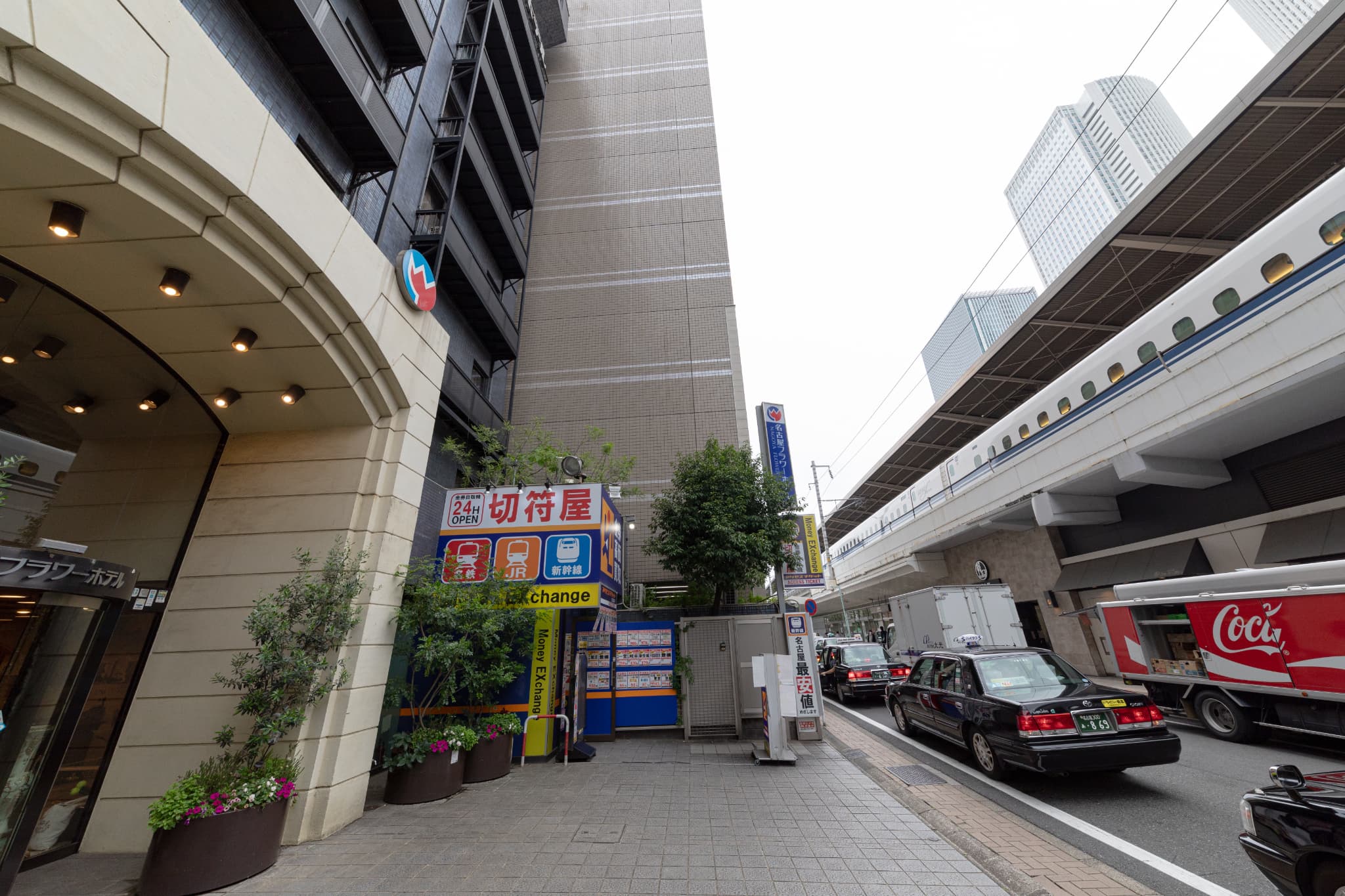 新幹線が目の前に滑り込んできます♪