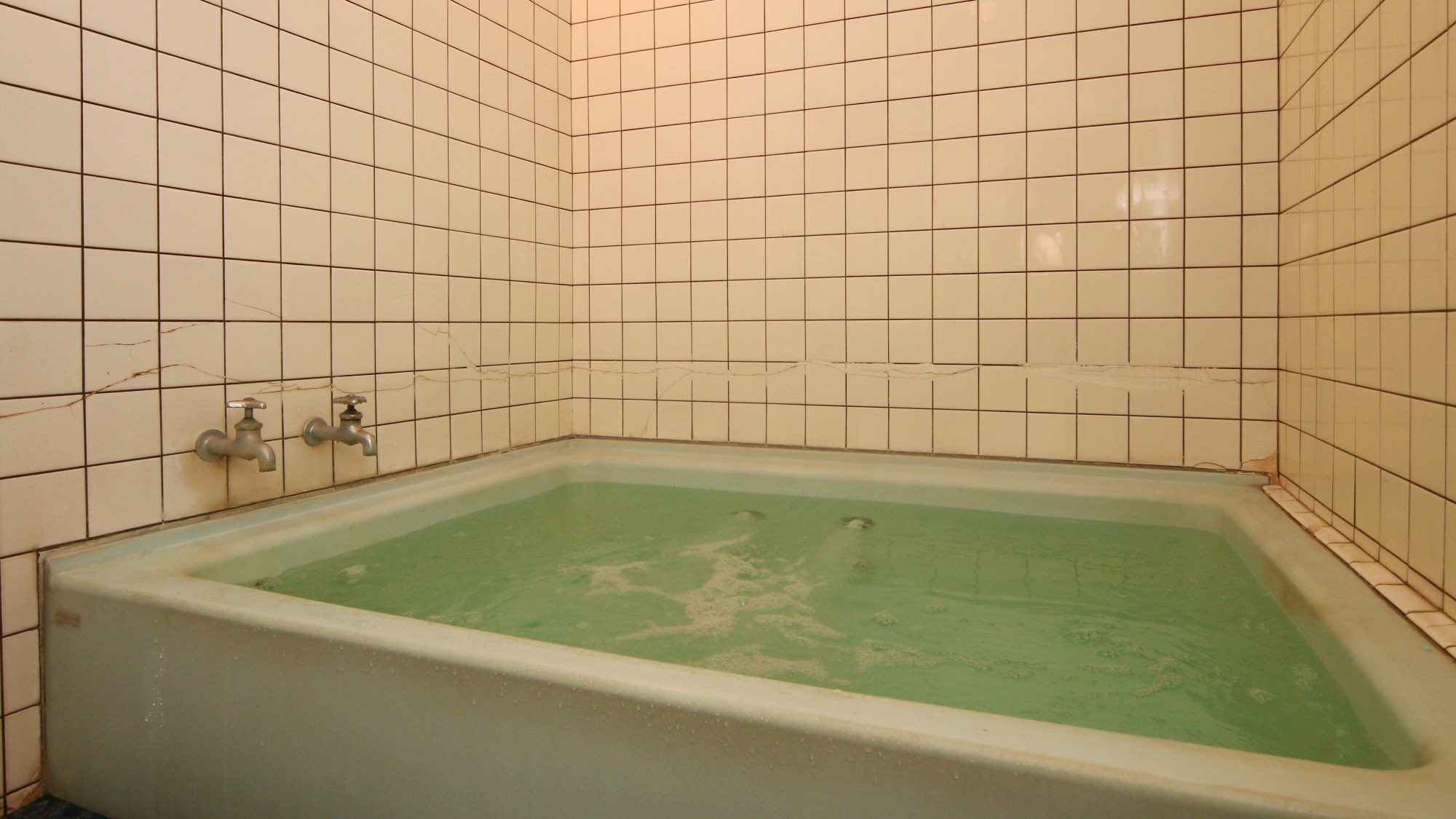 【お風呂】お湯にはミネラル豊富な地下水を使用しています。24時間入浴可能