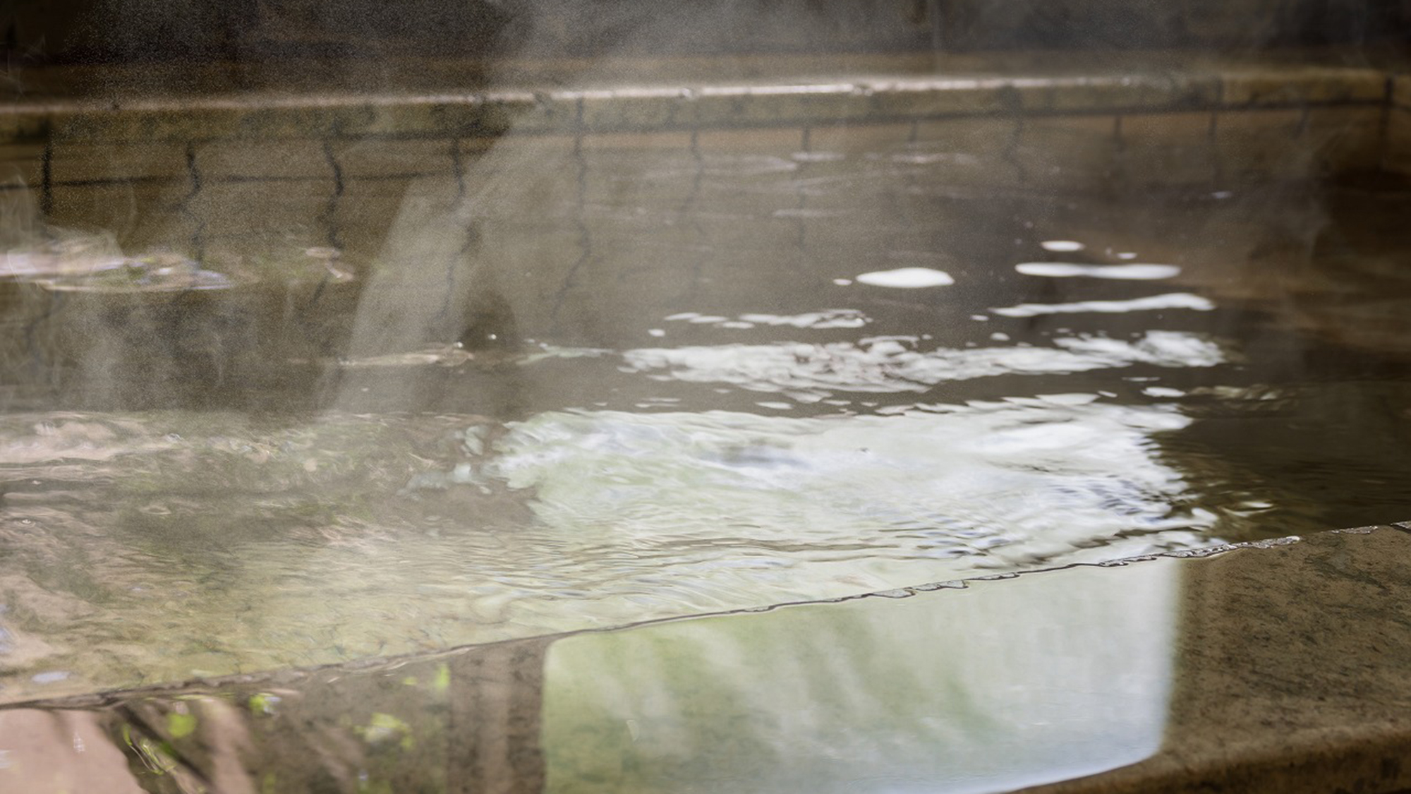 *貸切風呂／お湯は地下水を利用しており、ミネラル、鉄分などの温泉成分が含まれています。