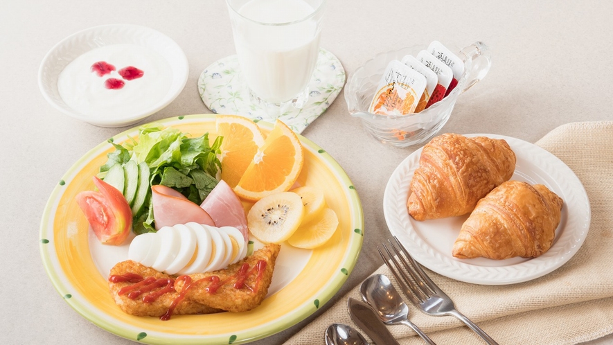 *朝食一例／焼き立てクロワッサンや新鮮野菜などバランスが取れた朝食