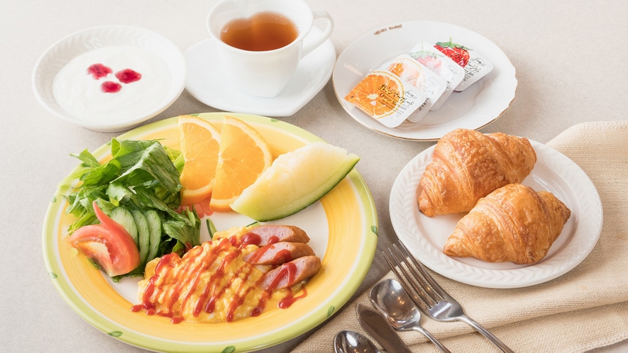 *朝食一例／焼き立てクロワッサンや新鮮野菜などバランスが取れた朝食