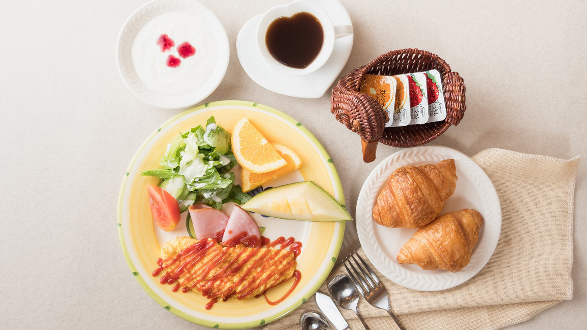 *朝食一例／1日の始まりは焼き立てパンと新鮮素材の朝食でスタート♪