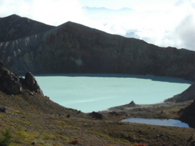 白根山・湯釜