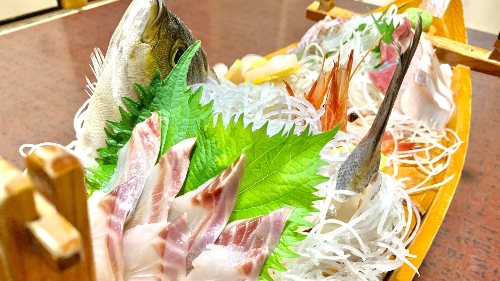 椿荘の2人分の舟盛り。地魚の刺身が舟の器に盛られている
