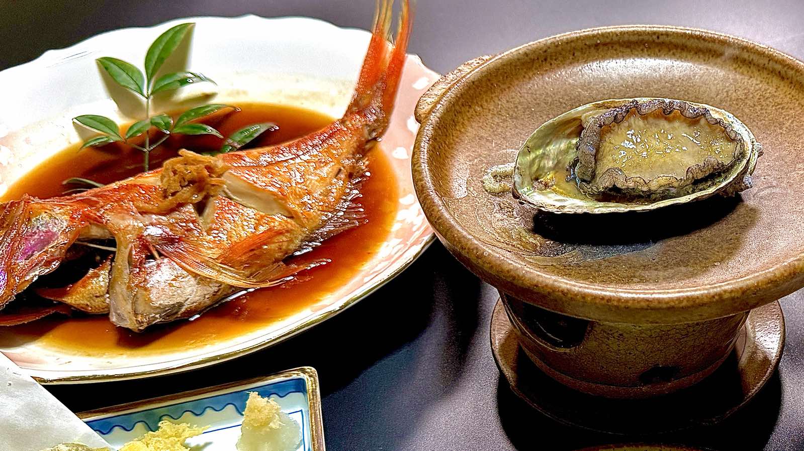 人気のアワビと味のしみこんだ旬魚の煮つけ♪