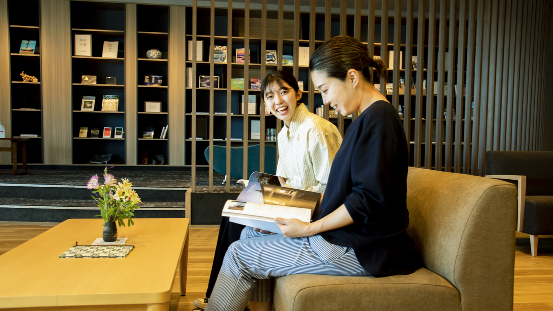 リニューアルしたロビーラウンジで読書を楽しむ