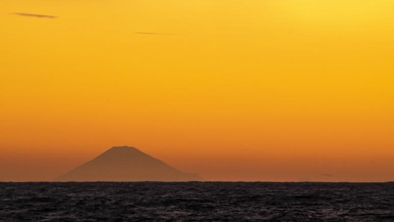朝焼けと海に浮かぶ富士山