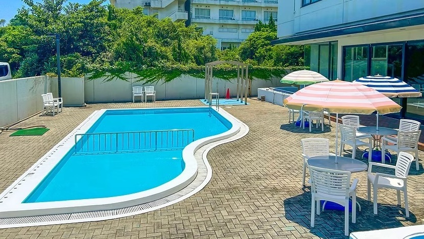 ホテル併設の屋外プール　（（7/18-8/31まで営業）