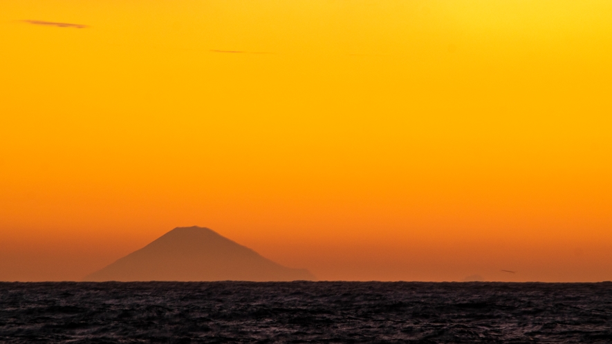 朝焼けと海に浮かぶ富士山