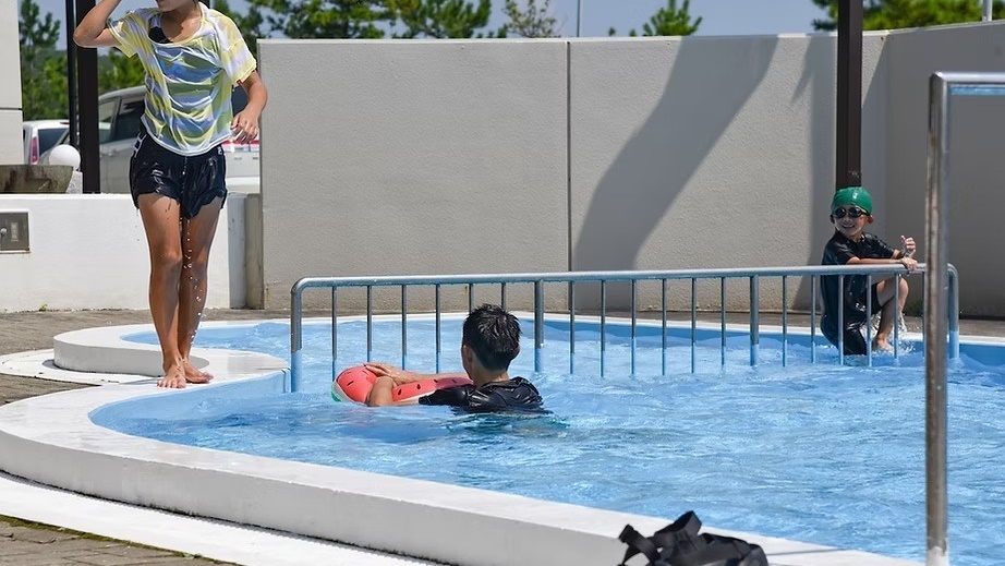 ホテル併設の屋外プール　（7/1-9/7まで営業中）