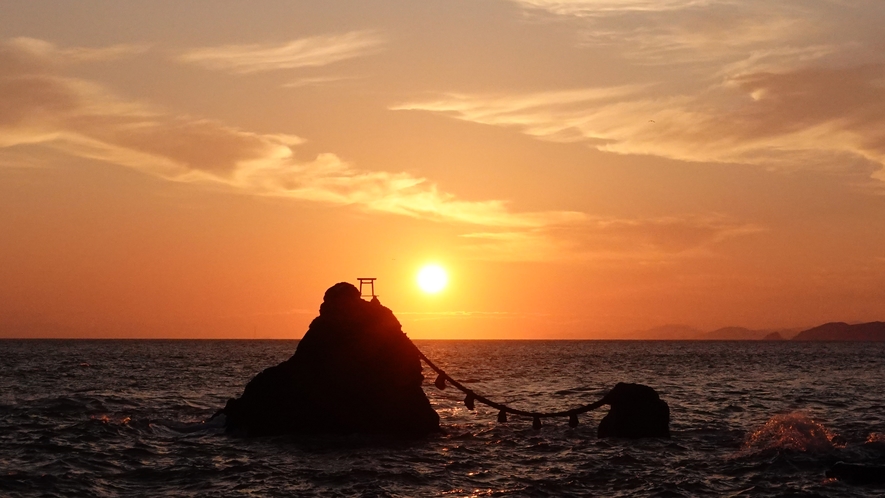 【周辺観光】夫婦岩からの日の出　写真提供：伊勢シーパラダイス