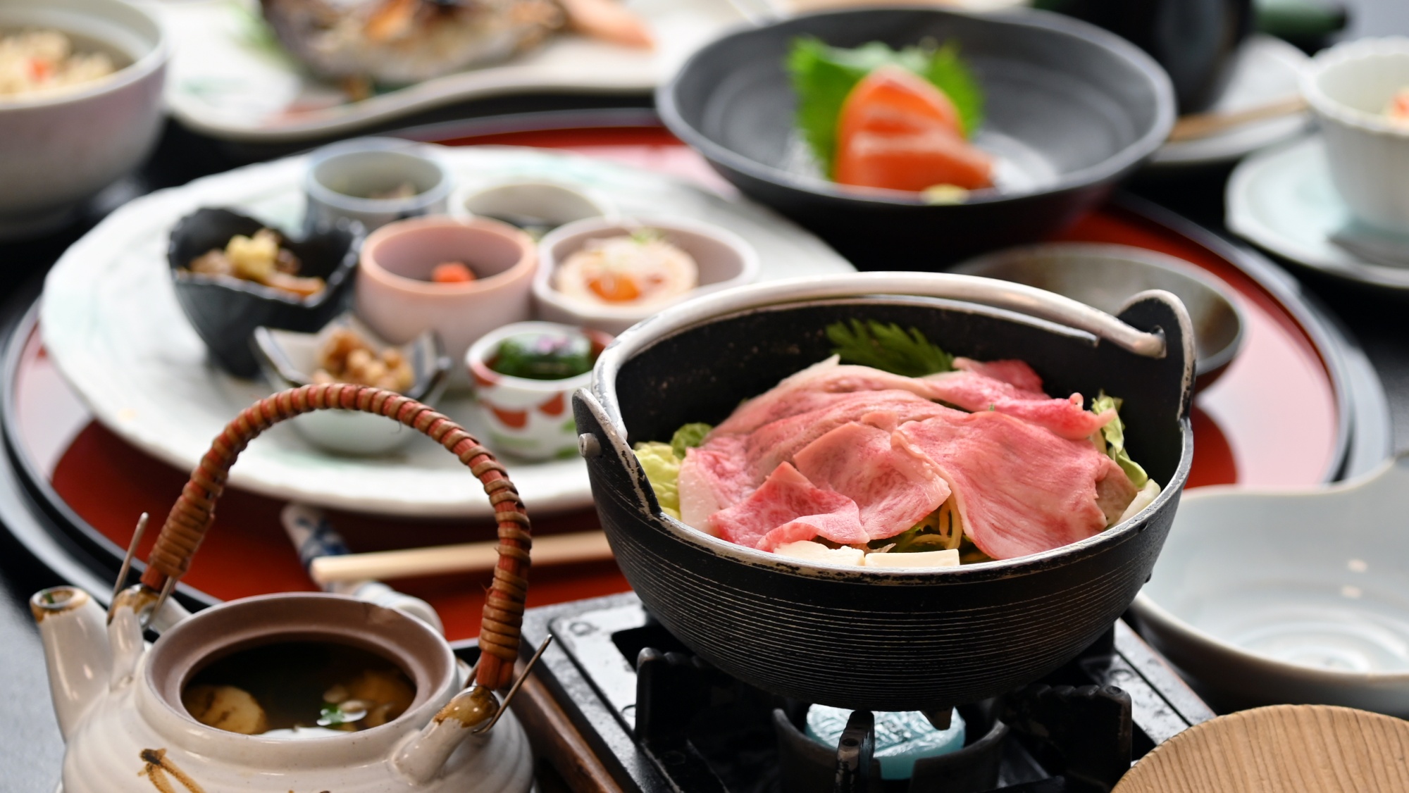 季節の会席一例　　飛騨牛鍋と季節の味覚盛り合わせなど