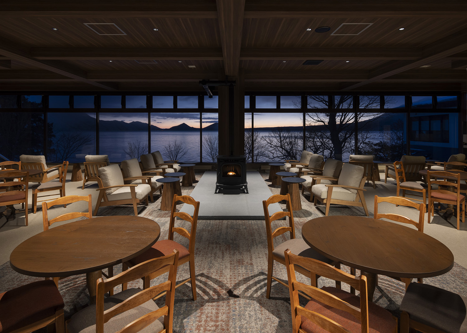 支笏湖マジックアワーと暖炉ストーブ