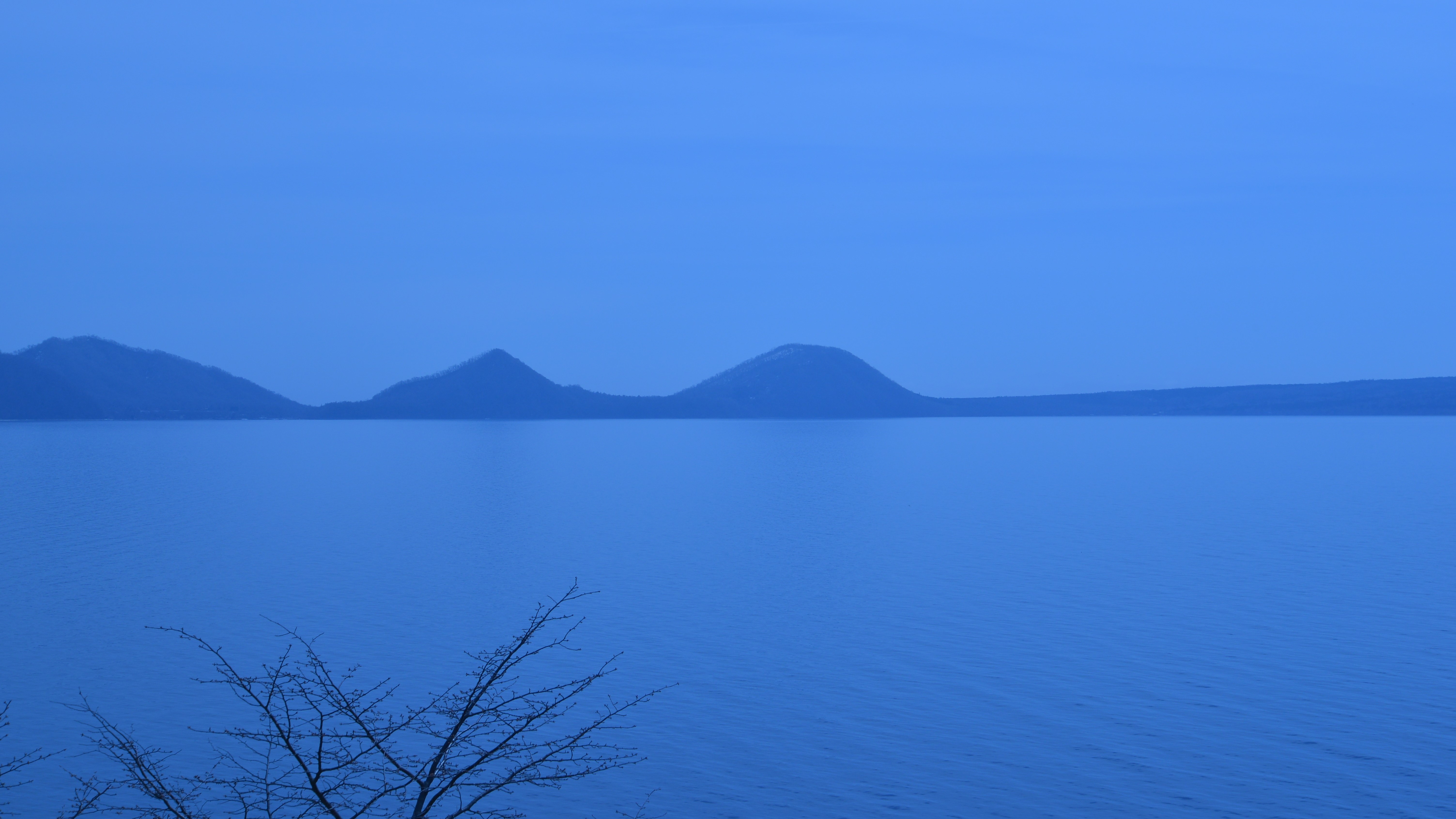 ■支笏湖朝のブルー