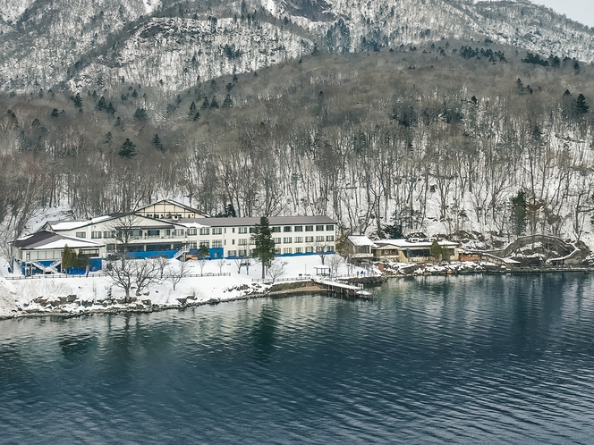 丸駒温泉旅館　全景冬2