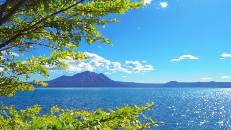 ■初夏～夏は、蒼い空と湖・緑の映える絶景をお愉しみ下さい