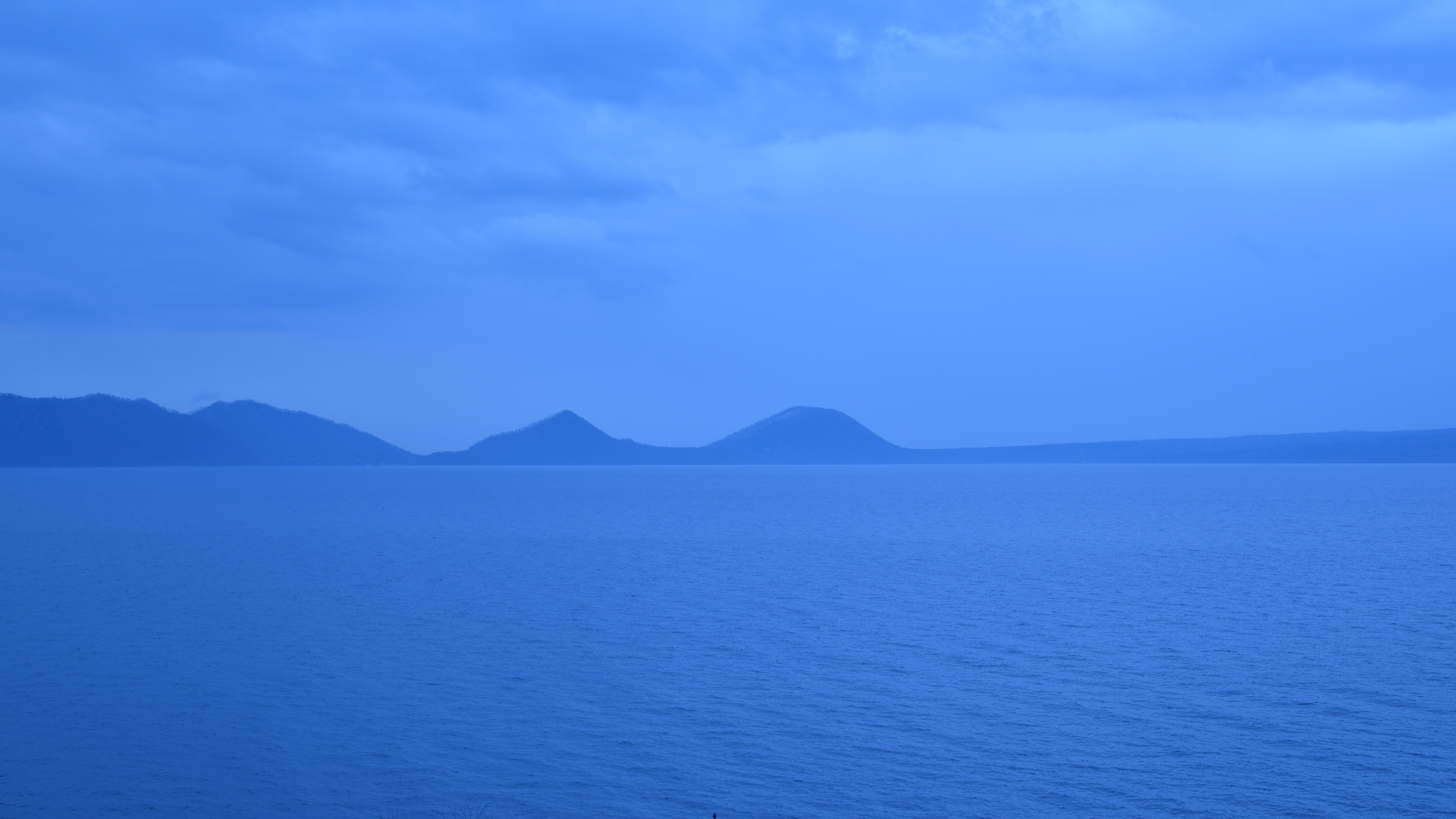 ■夕刻の支笏湖ブルー