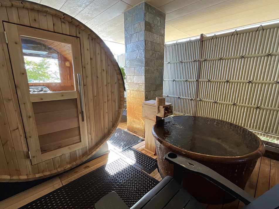 バレルサウナ付き貸切温泉 「丸の湯水風呂」は水質日本一支笏湖の水かけ流し