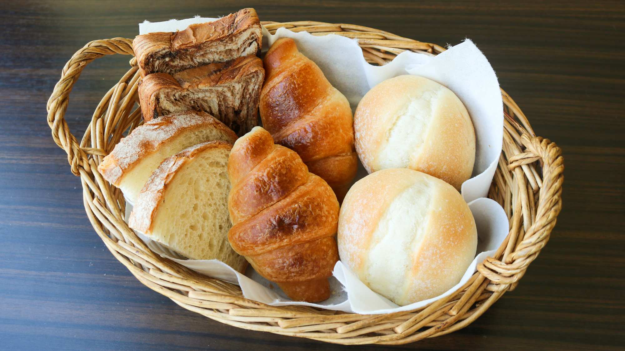 【無料朝食サービス】　パン集合