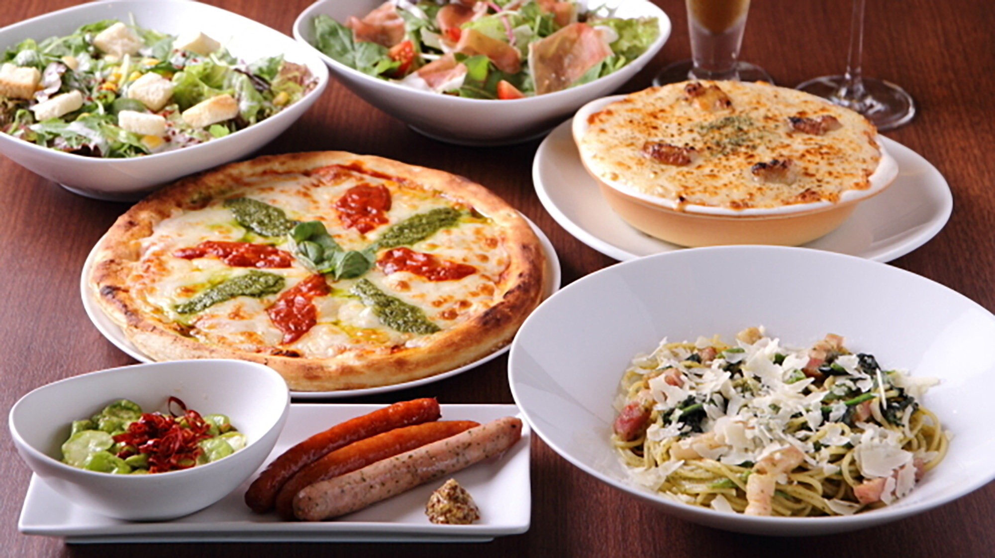 【併設レストラン：料理集合】ピザやパスタが中心のイタリアンを楽しめます。お酒に合うおつまみも充実。