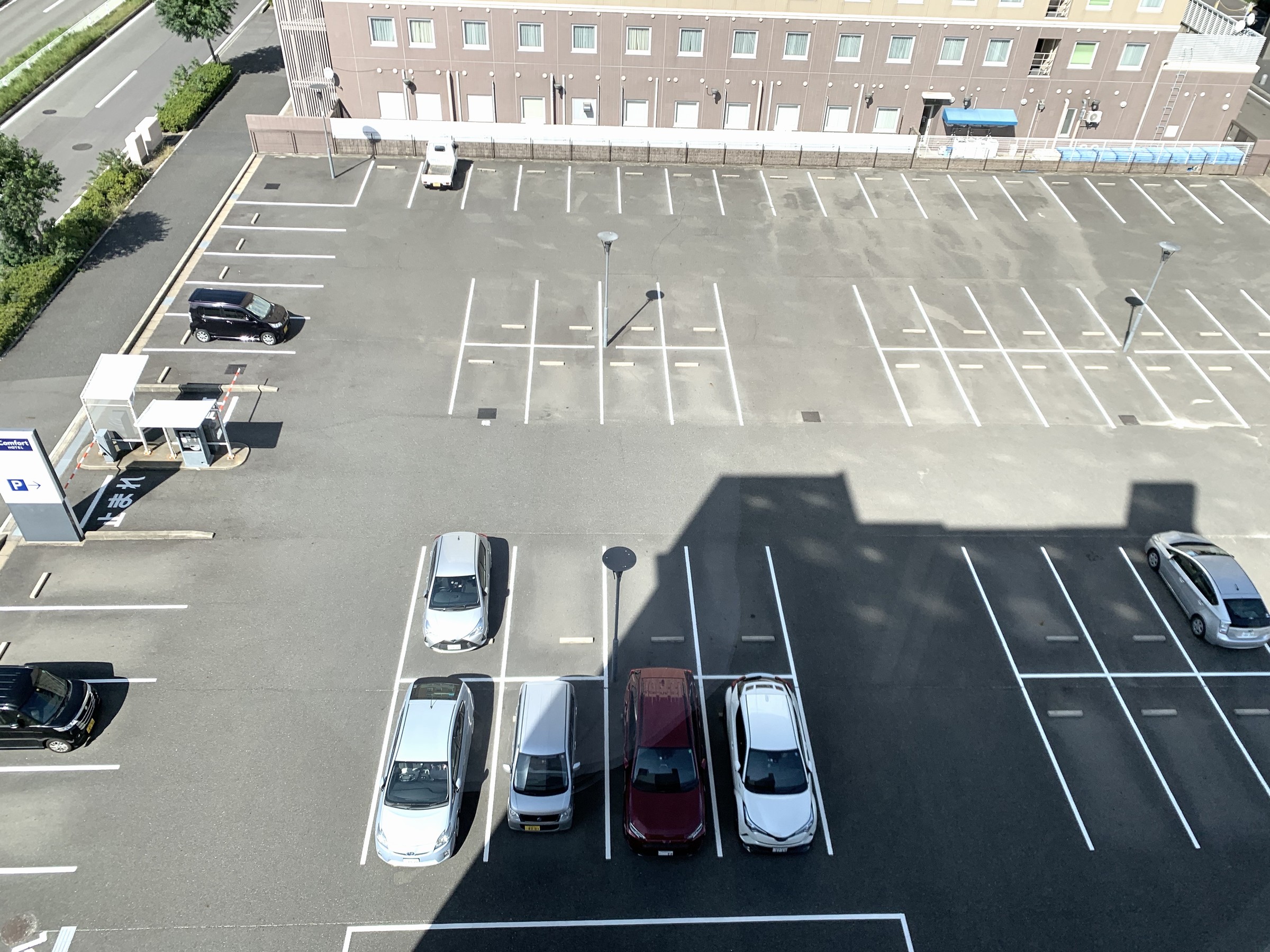 【駐車場】敷地内平面駐車場◆ハイルーフ車でも駐車可能